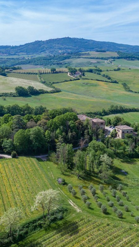 Immerso nelle colline dell’armoniosa Val d’Orcia